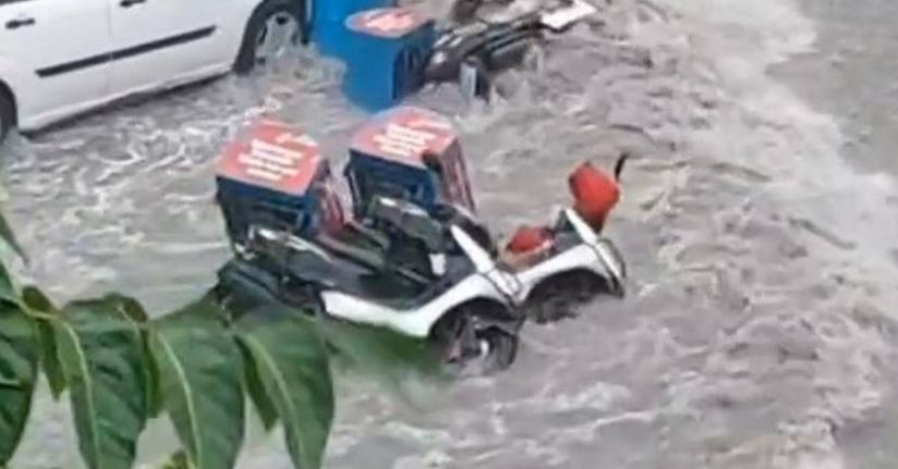 Ankara’da şiddetli sağanak: Sel suları motosikletleri sürükledi