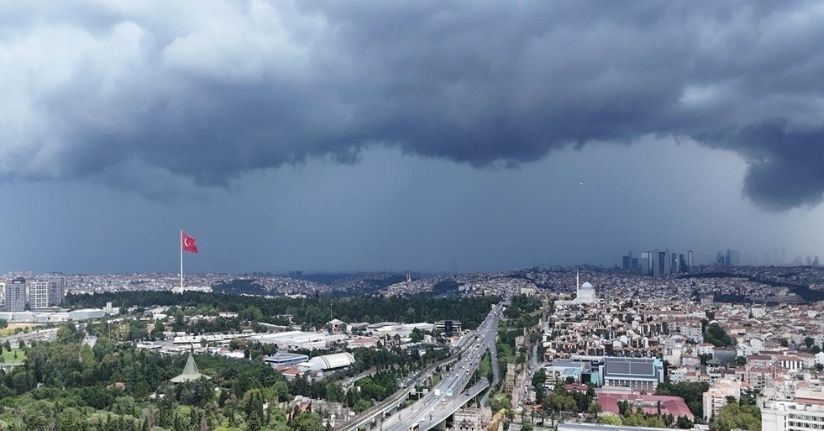İstanbul'da gökyüzü kara bulutla kaplandı 