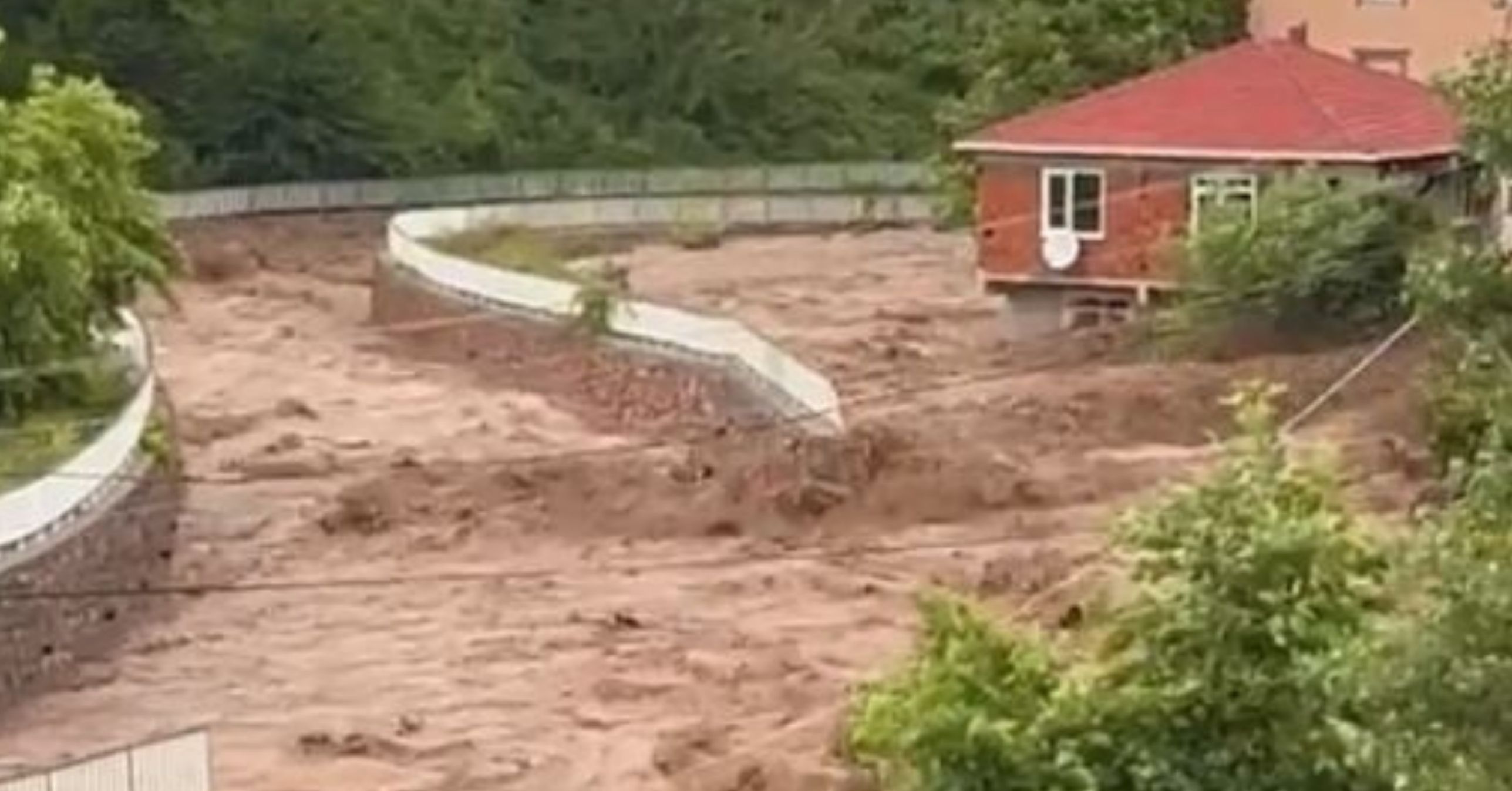 Kastamonu'da Cide'de sağanak; Devrekani Çayı taştı, ev ve iş yerini su bastı 