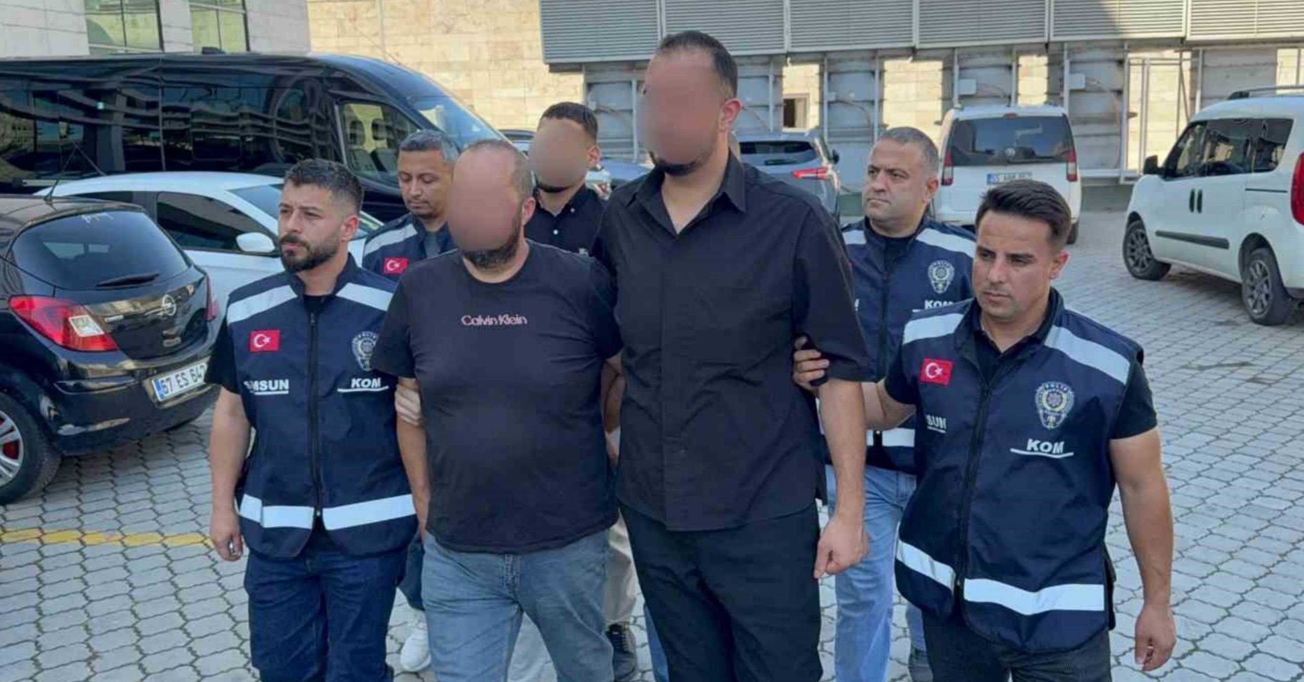 Şüpheli araçtan 4 tabanca ve mermi ele geçirildi