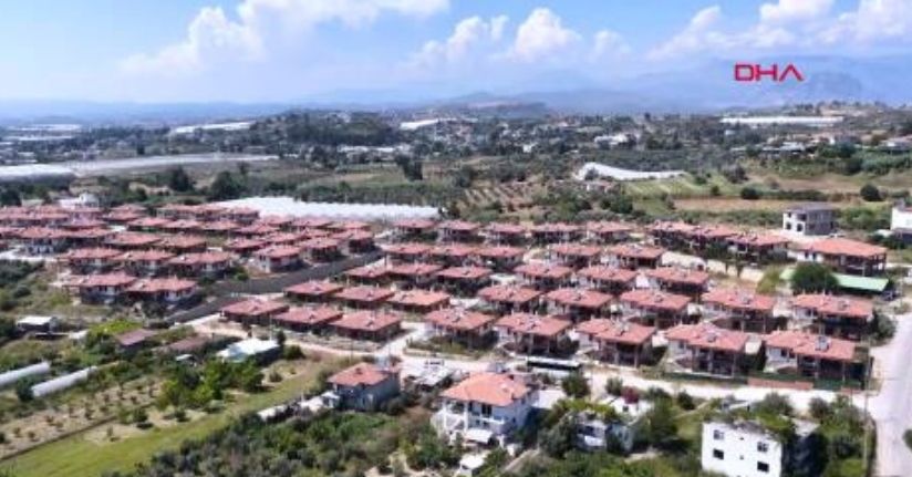  Bakan Kurum, Manavgat'ta yangın sonrası inşa edilen evleri paylaştı