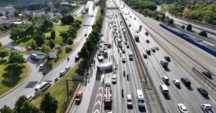 FSM köprü çıkışında banka personelini taşıyan midibüs devrildi: 21 yaralı