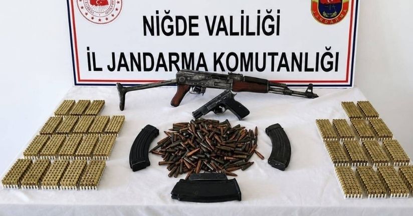Niğde’de bir evde yapılan aramada AK-47 kalaşnikof tüfek ve ruhsatsız tabanca ele geçirildi