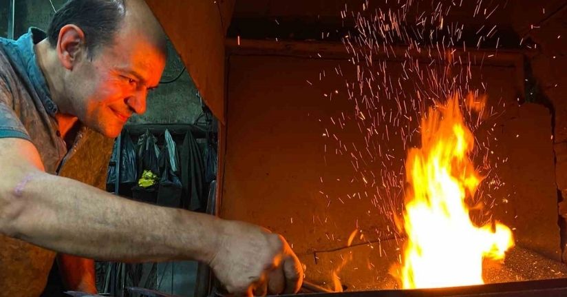 Bin 200 derecelik ateşte demiri sanata dönüştürüyorlar