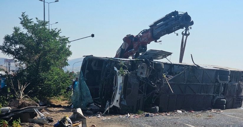 Kayseri’de yolcu otobüsünün devrildiği kazada 1 kişi hayatını kaybetti, 24 kişi yaralandı