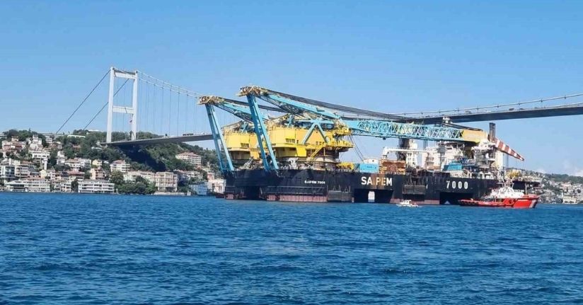 Dünyanın en büyük 3’üncü vinç gemisi ’Saipem 7000’ İstanbul Boğazı’ndan geçti