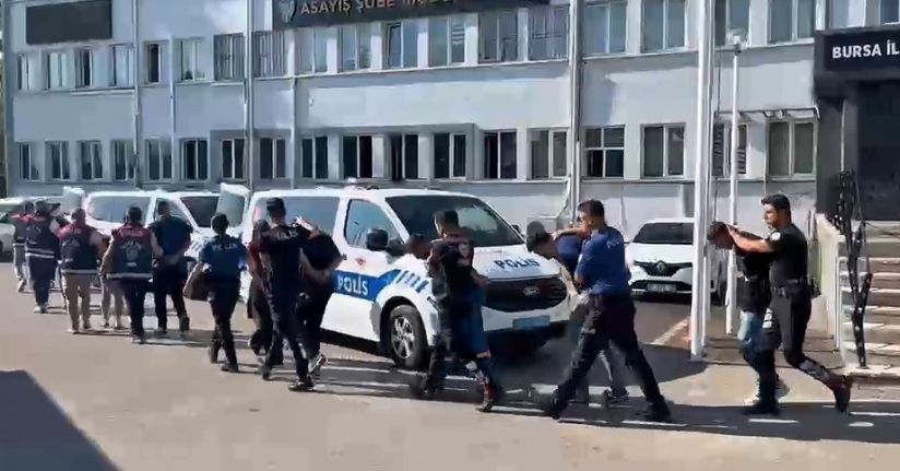 Vatandaşlara zorla hesap açtırıp kara para aklayan şahıslara baskın