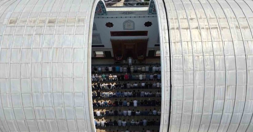 Bursa’daki ’Sunrooflu Cami’ mimarisiyle dikkat çekiyor