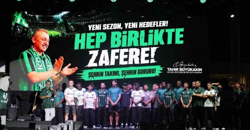 Kocaelispor yeni sezon öncesi gövde gösterisi yaptı: Metehan tanıtıldı, taraftar Buray’la coştu