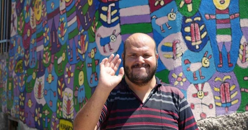 Doğuştan zihinsel engelli adam 17 yıldır hem evini hem de tablolarını boyuyor