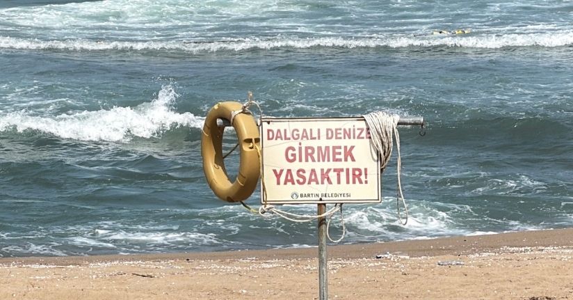 Yasağa rağmen girdikleri denizde boğulma tehlikesi geçiren 37 kişi kurtarıldı