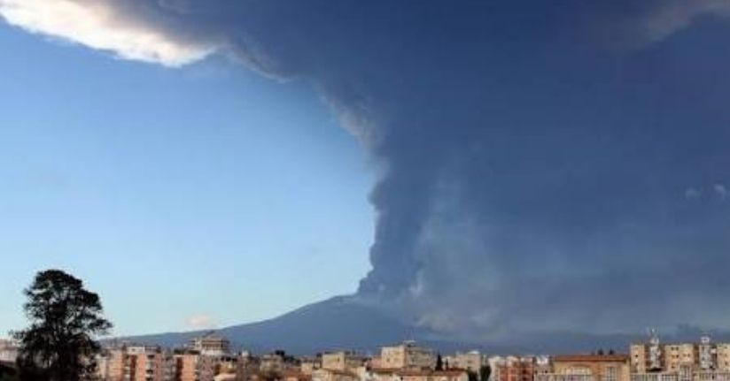 Etna Yanardağı kül püskürttü