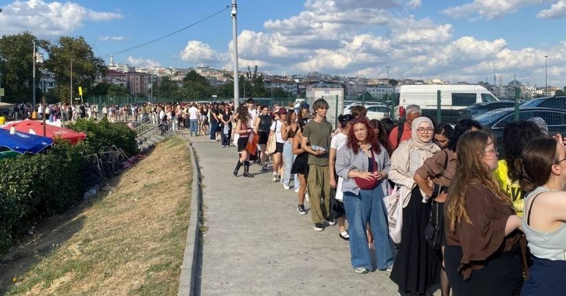 Yenikapı’da konser öncesi kilometrelerce insan ve araç kuyruğu oluştu