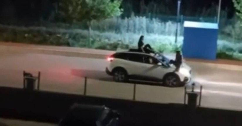 İki kadının seyir halindeki otomobilin üstünde tehlikeli yolculuğu kamerada