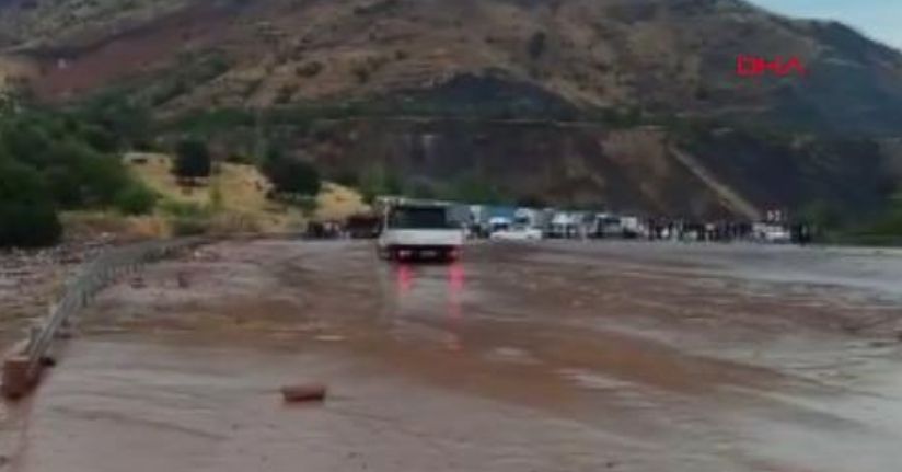 Sivas'ta sel sularıyla karayolu ulaşıma kapandı, araç kuyrukları oluştu