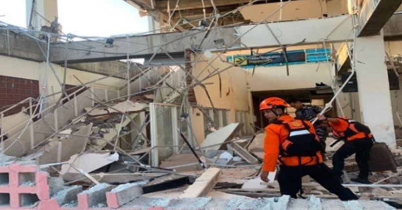 Endonezya'da 7.7 büyüklüğündeki depremde hayatını kaybedenlerin sayısı 103'e yükseldi