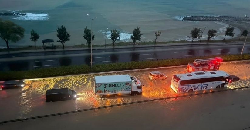 Giresun’da sağanak yağış Karadeniz Sahil Yolu’nu suyla doldurdu
