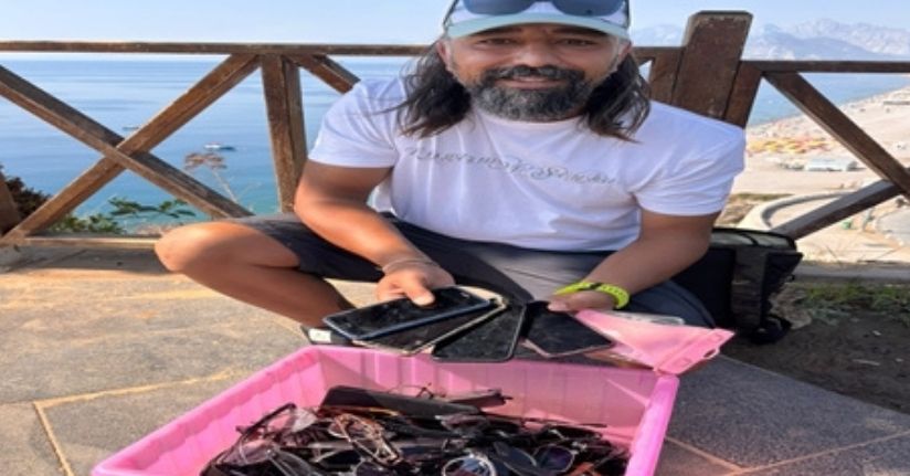  Denize düşürülen telefon ve gözlükleri bulup, sahiplerine ulaştırıyor